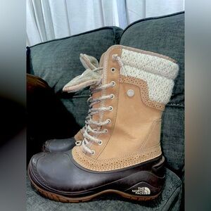 The north face boot
Water proof
Faux fur
Warm
Comfiness